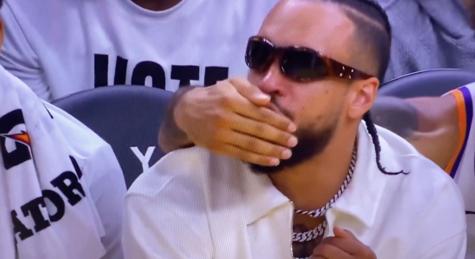 布克：狄龙赛后承认替补区吃T的行为很自私，我们不会纠结此事