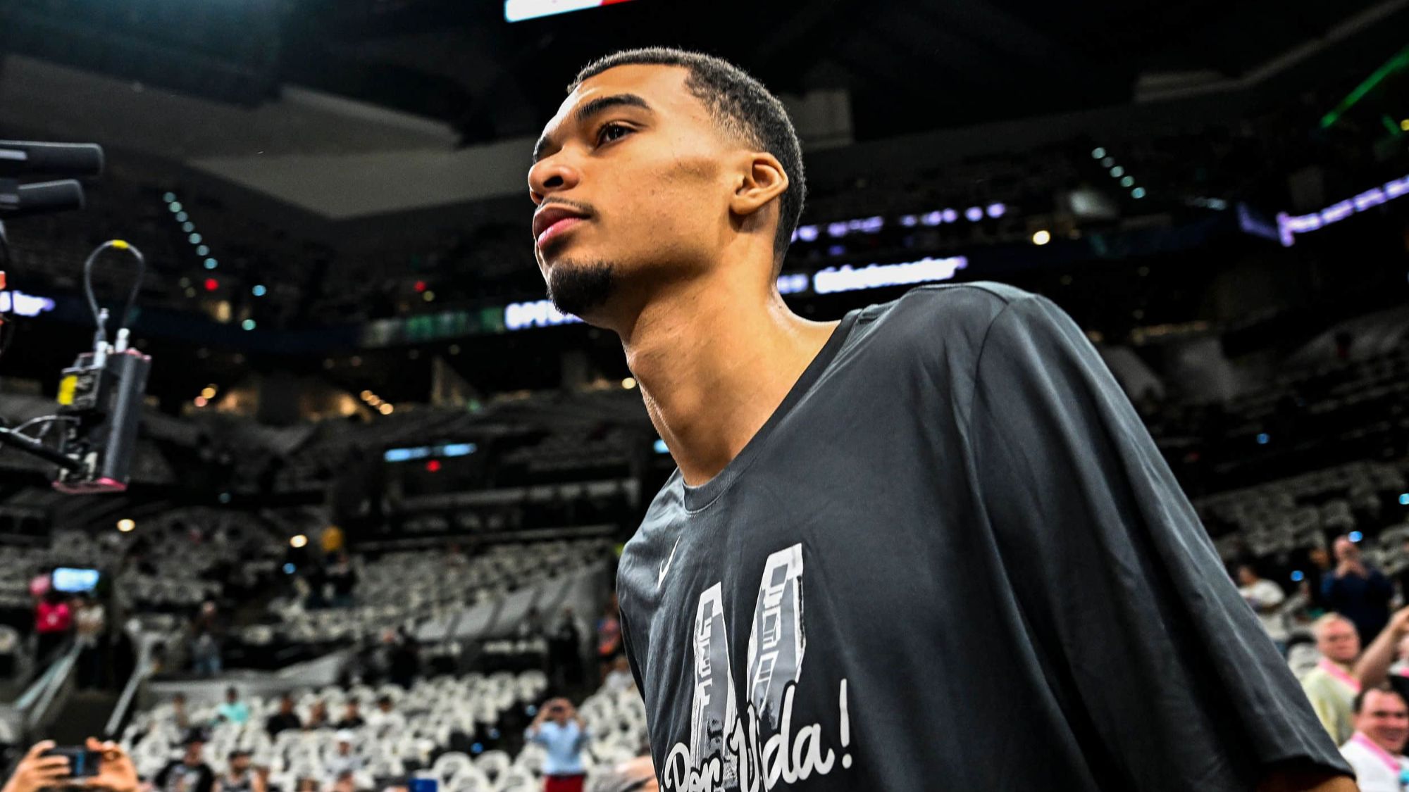 文班亚马半场10分1抢篮板，抢篮板创赛季半场新低